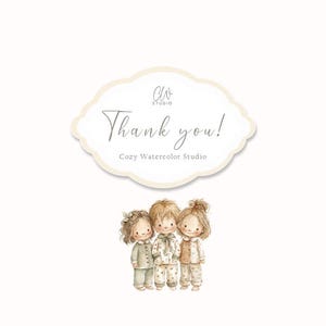 Pode incluir: Ilustra&ccedil;&atilde;o em aquarela com tr&ecirc;s crian&ccedil;as de pijama. As crian&ccedil;as est&atilde;o sorrindo e usando pijamas combinando. Acima delas, h&aacute; uma placa decorativa em forma de nuvem com as palavras "Thank you!" e "Cozy Watercolor Studio".