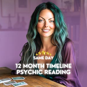 Puede incluir: Una mujer con cabello verde azulado sonríe, con el texto "SAME DAY" y "12 MONTH TIMELINE PSYCHIC READING" superpuesto. Estrellas doradas están encima del texto. Las cartas del tarot están sobre una mesa de madera.