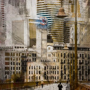 Puede incluir: Una foto de estilo vintage de una calle de la ciudad con edificios altos y una farola. La foto tiene un efecto grunge y está en tonos de marrón, gris y blanco. Hay personas caminando por una acera en primer plano.