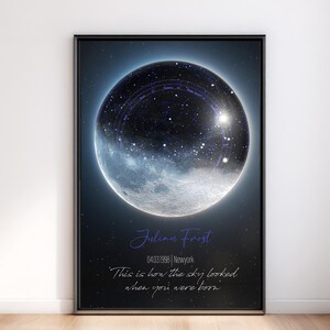 Pode incluir: Impressão emoldurada com um design celestial. Apresenta uma grande esfera brilhante que retrata um céu estrelado e uma lua. A impressão inclui o nome "Julian Forst", a data, a localização e o texto "This is how the sky looked when you were born."