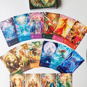 Peut inclure: Un jeu de tarot avec une boîte verte ornée d'un motif floral et plusieurs cartes étalées. Les cartes présentent des illustrations colorées de personnages et de scènes, avec des titres tels que "Les Amoureux" et "L'Impératrice". Le jeu est conçu pour la divination et le conseil spirituel.