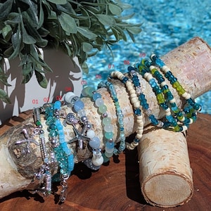 Strandarmband – Havsbeklädnader och pärldetaljer – Handgjorda kustsmycken