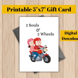 Puede incluir: Tarjeta de regalo imprimible de 12,7 cm x 17,8 cm con una ilustración de dibujos animados de una pareja en una motocicleta. El texto en la tarjeta dice "2 Souls & 2 Wheels".