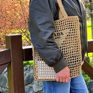 Gehäkelte Raffia Bast Tasche / Designertasche / Tote bag / Einkaufstasche / Strandtasche mit extra fein gesticktem Schriftzug