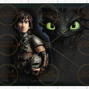 Puede incluir: Un drag&oacute;n negro y verde con ojos verdes brillantes y un joven con cabello casta&ntilde;o que lleva un chaleco de cuero negro y marr&oacute;n y sostiene un casco negro.