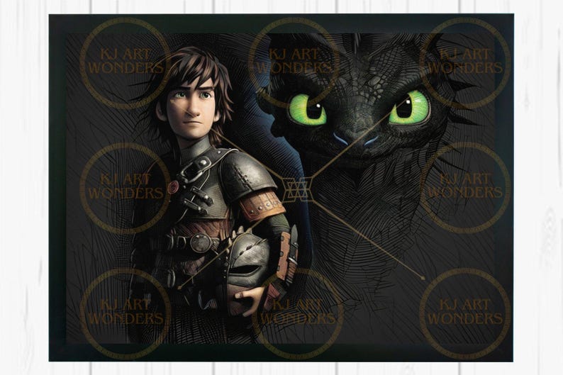 Puede incluir: Un drag&oacute;n negro y verde con ojos verdes brillantes y un joven con cabello casta&ntilde;o que lleva un chaleco de cuero negro y marr&oacute;n y sostiene un casco negro.