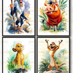 Può includere: Quattro stampe artistiche incorniciate con illustrazioni ad acquerello di personaggi di un popolare film d'animazione. Le stampe raffigurano una scimmia, un facocero, un cucciolo di leone e un suricato, il tutto sullo sfondo di una vegetazione lussureggiante e spruzzi colorati.