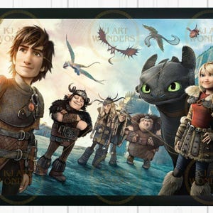 Puede incluir: Una ilustraci&oacute;n colorida con personajes de la pel&iacute;cula animada C&oacute;mo entrenar a tu drag&oacute;n. Los personajes incluyen Hipo, Astrid, Chimuelo y otros personajes vikingos. La imagen tiene un fondo azul con un cielo azul claro y nubes. Los personajes est&aacute;n de pie en un lago congelado.
