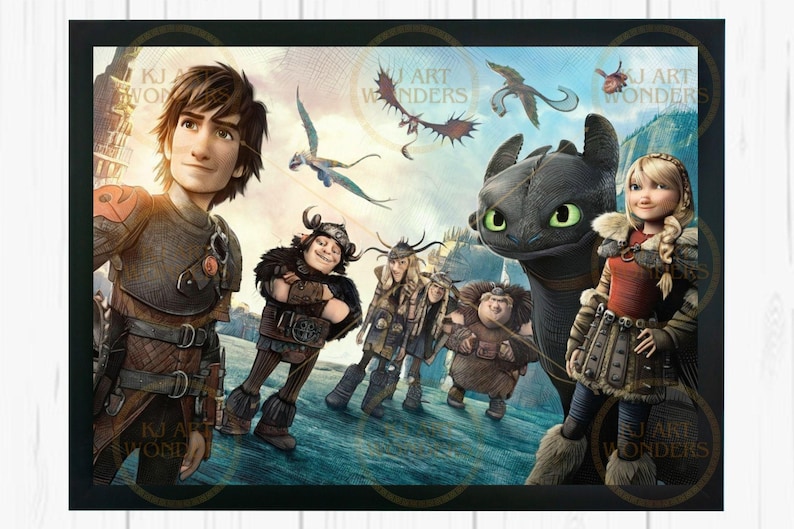 Puede incluir: Una ilustraci&oacute;n colorida con personajes de la pel&iacute;cula animada C&oacute;mo entrenar a tu drag&oacute;n. Los personajes incluyen Hipo, Astrid, Chimuelo y otros personajes vikingos. La imagen tiene un fondo azul con un cielo azul claro y nubes. Los personajes est&aacute;n de pie en un lago congelado.