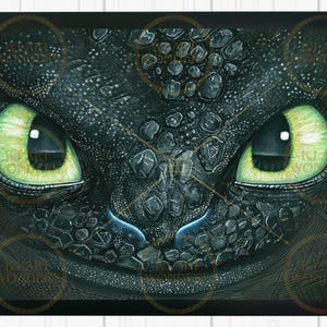 Puede incluir: Primer plano de la cara de un drag&oacute;n negro con ojos verdes. Las escamas del drag&oacute;n son detalladas y texturizadas.