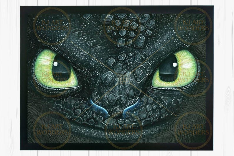 Puede incluir: Primer plano de la cara de un drag&oacute;n negro con ojos verdes. Las escamas del drag&oacute;n son detalladas y texturizadas.
