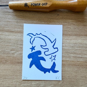 Mini grabado en linóleo de tiburones martillo estampados a mano / Impresión artesanal de 6,35 x 8,9 cm / Decoración para el hogar con arte de tiburones adorables / Pequeñas láminas artísticas