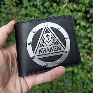 Cartera de cuero Kraken, hecha a mano, plegable, con placa de metal, estilo náutico para hombre, regalo de monstruo marino, tarjetero llamativo.