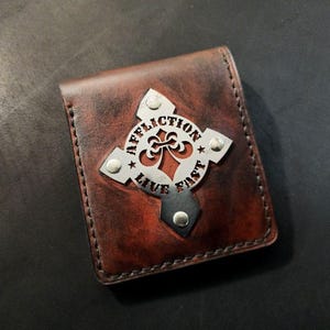 Cartera de piel personalizada con inserto de acero inoxidable estilo AFFLICTION.
