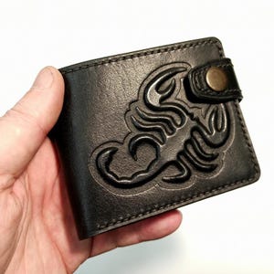 Cartera de cuero negra – Edición Scorpion Lock, Cartera de cuero Scorpion, Cartera plegable negra para hombre, Regalo del zodiaco hecho a mano, Cartera fina de cuero