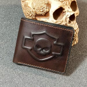 Cartera de cuero hecha a mano: Escudo de calavera repujado, Cartera de cuero con calavera, Cartera plegable hecha a mano, Cartera gótica para hombre, Cartera repujada para él