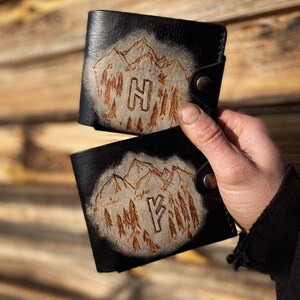 Cartera de piel con runas escandinavas grabadas | Hecho a mano