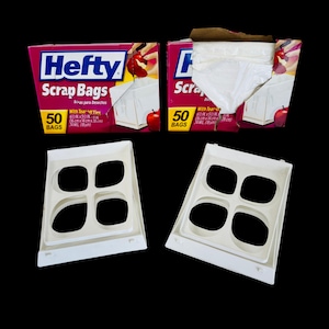 Puede incluir: Dos cajas de bolsas de basura Hefty, cada una con 50 bolsas, con cierres de lazo rasgables. Las cajas son rojas y blancas con un gráfico de manzana. Dimensiones: 16 cm x 14 cm x 28 cm. También hay dos soportes blancos para bolsas.