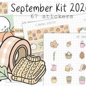Puede incluir: Un set de pegatinas September Kit 2026 que incluye 67 adhesivos con motivos otoñales. La colección presenta ilustraciones de calabazas, hojas, jerséis, bebidas calientes y rollos de cinta washi sobre un fondo de cuadrícula.