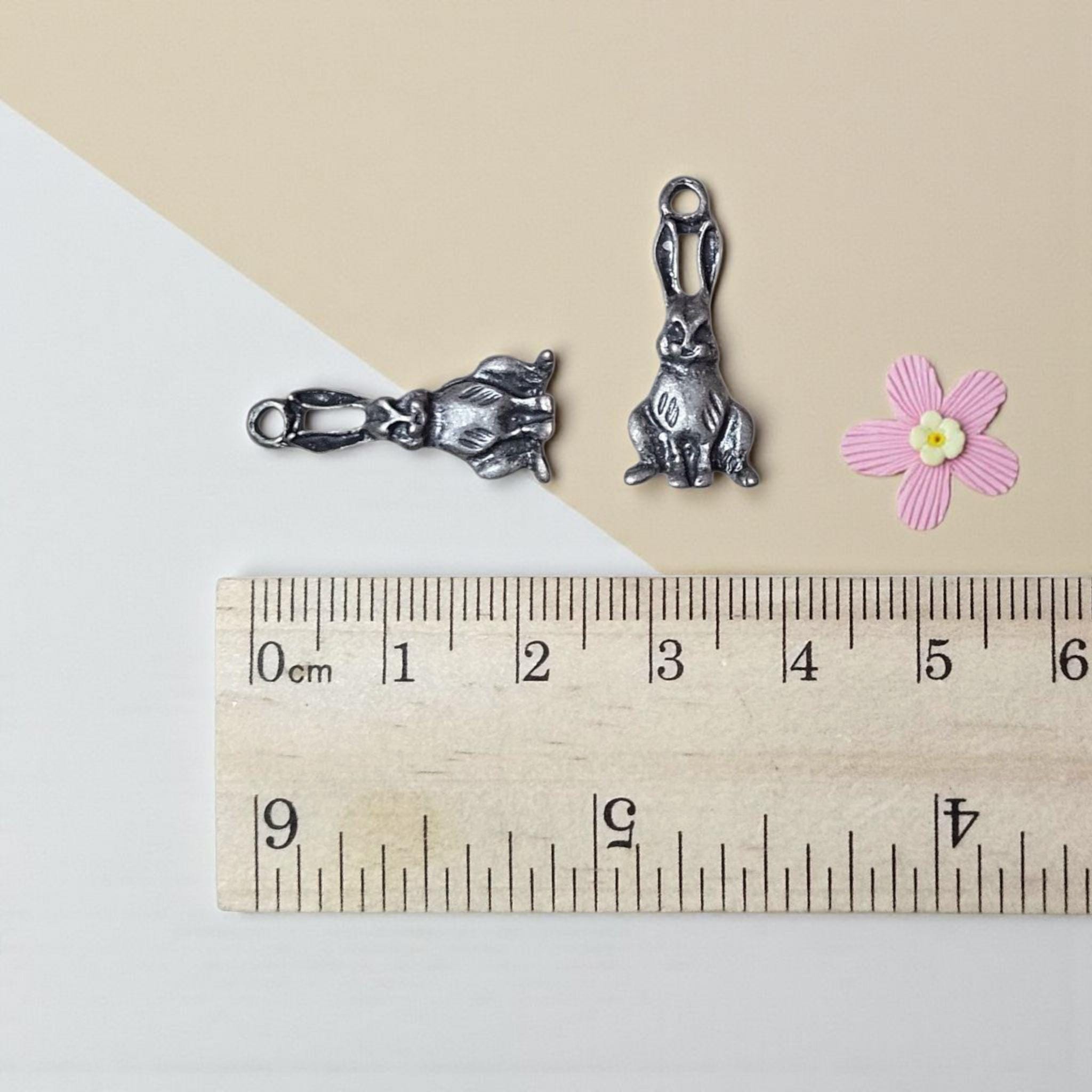 アンティークシルバー ラビットチャーム ヴィンテージバニーペンダント 
