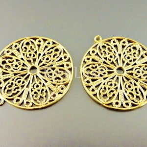 2 Elegant floral pattern filigree pendants, round daisy flower filigree pendants, gold metal findings 1634-MG