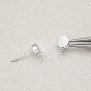 Pendientes de botón de 5 mm con aro abierto en oro brillante o rodio (2 pares)