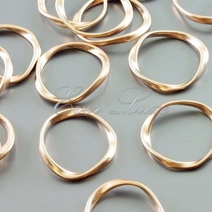 4 matte rose gold twisted ring pendants, ring connectors, circle charms, geometric jewelry P1115-MRG image 1