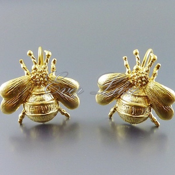 2 pcs / 1 pair Bumblebee hook earrings, bee earrings, supplies for earring making, bridal / wedding jewelry E1035-MG