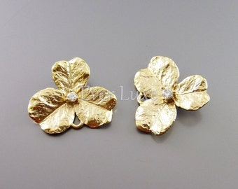 2 single leaf clover jewelry connectors, matte gold leaf charms with CZ findings / flower jewelry supplies 1973-MG