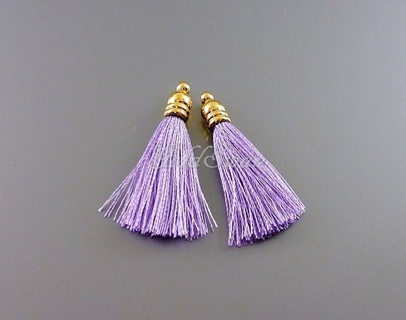 4 Stk. hübsche lavendel lila Baumwollquasten mit goldfarbener Öse, Pastell Quaste Charms 2041G-LA-30