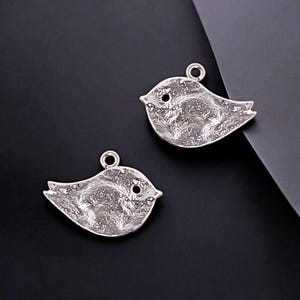 2 sweet sparrow bird charms / textured baby chick pendants, jewelry / jewellery making supplies P1790-MR