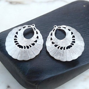 2 large round woven texture patterned filigree pendants, tribal jewelry, jewelry / jewellery supplies, findings 993-MR (2 pieces)