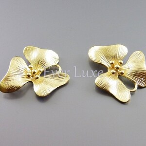 2 single orchid 3-petal flower jewelry connectors, matte gold floral charms, jewelry / craft supplies 934-MG