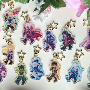Puede incluir: Colección de llaveros de personajes de estilo anime. Cada llavero presenta una colorida ilustración de un personaje con un diseño único. Los llaveros están unidos a colgantes dorados en forma de estrella.