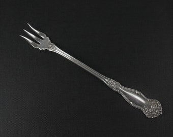 Rogers Arbutus Silver Plated 8-12 Medium Solid Cold Meat Fork 1908