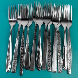 12 fourchettes de table rétro - ensemble Mix + Match vintage en acier inoxydable du milieu du siècle
