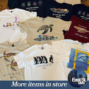 Może przedstawiać: Kolekcja koszulek z kr&oacute;tkim rękawem i okrągłym dekoltem w r&oacute;żnych kolorach, w tym białym, beżowym, granatowym i bordowym. Każda koszulka posiada logo National Geographic oraz graficzne nadruki zwierząt, takich jak ż&oacute;łwie morskie, pingwiny, koty i rekiny.