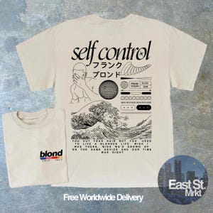 Könnte beinhalten: Ein beiges T-Shirt mit einem schwarzen Grafikdruck einer Welle und dem Text "self control" und "Frank Ocean" mit einem kleineren Grafikdruck des Wortes "blond" in japanischen Schriftzeichen. Das Shirt hat auch eine Grafik einer Person mit dem Kopf in den Händen.