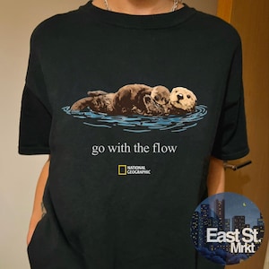 Go With the Flow Otter-t-shirt - Vintage 2001 National Geo Society Graphic Tee