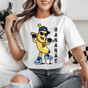 Plátano de béisbol genial PNG, divertido receptor de fruta PNG, divertido plátano gangster con bate y pelota, divertido plátano mascota de equipo deportivo, plátano hip hop