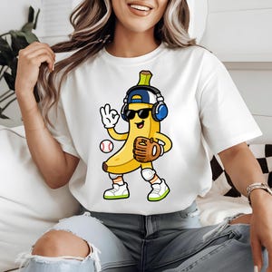 Plátano de béisbol genial PNG, divertido receptor de fruta PNG, divertido plátano gangster con bate y pelota, divertido plátano mascota de equipo deportivo, plátano hip hop