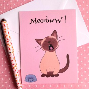 Carte chat affamé , qui miaule devant sa gamelle , carte postale chat mignon .