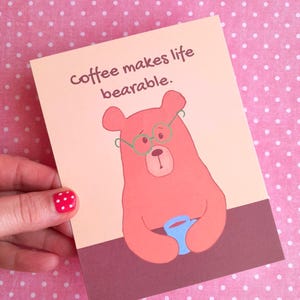 Carte "Coffee makes life bearable "  , carte ours buvant une tasse de café  , carte postale .