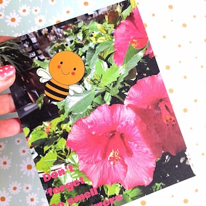Carte " Don't forget to smell the flowers " , carte postale santé mentale , carte abeille mignonne .