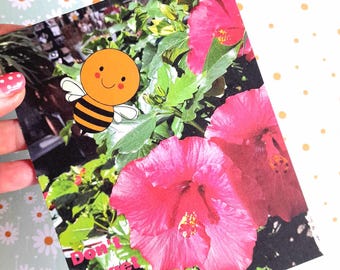 Carte " Don't forget to smell the flowers " , carte postale santé mentale , carte abeille mignonne .