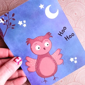Carte postale hibou mignon , carte hibou la nuit  , au clair de lune .