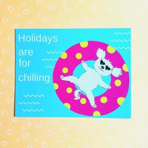 Carte Holidays are for chilling , carte postale chien dans une bouée  , carte vacances , carte été .