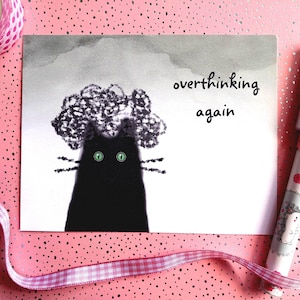 Carte chat noir qui pense trop , qui rumine , qui a des idées noires , overthinking cat , carte postale santé mentale , carte ruminations