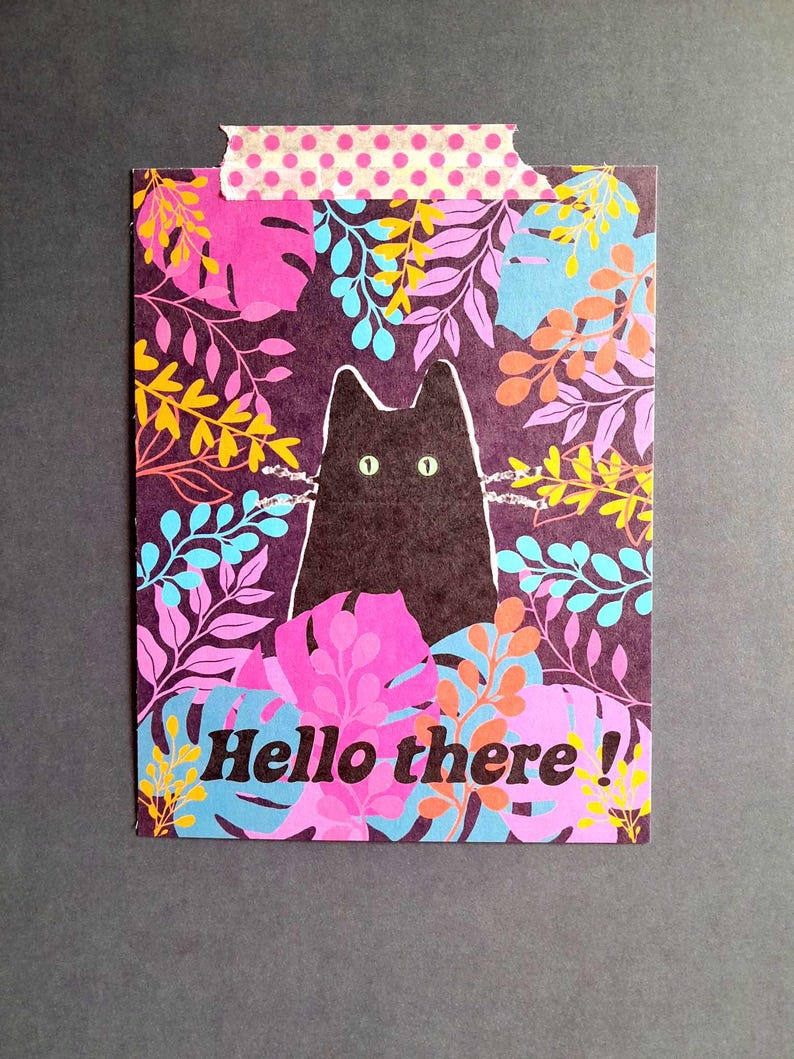 Carte Hello there ! , carte postale chat noir au milieu des feuilles . image 2