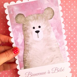 Carte de naissance festonnée ours mignon , carte " Bienvenue à Bébé " , sur fond rose .
